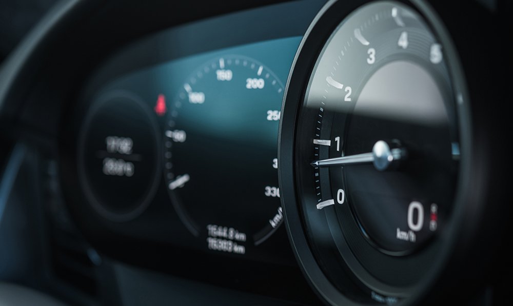 rev-counter-tachometer-instrument-in-modern-car-msmxplr